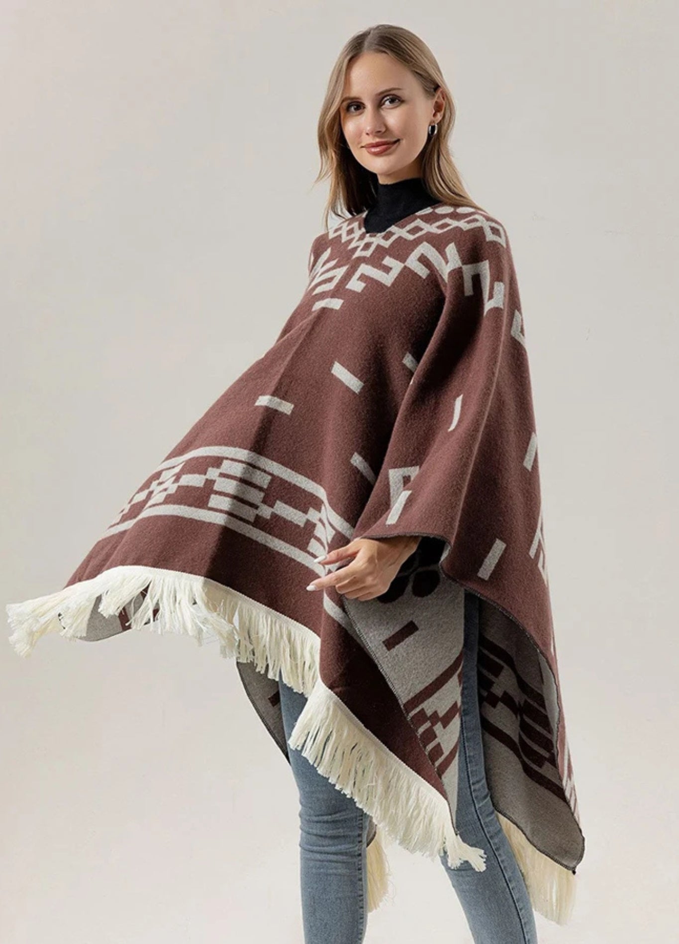 Ladies poncho with geometric jacquard | Aya
