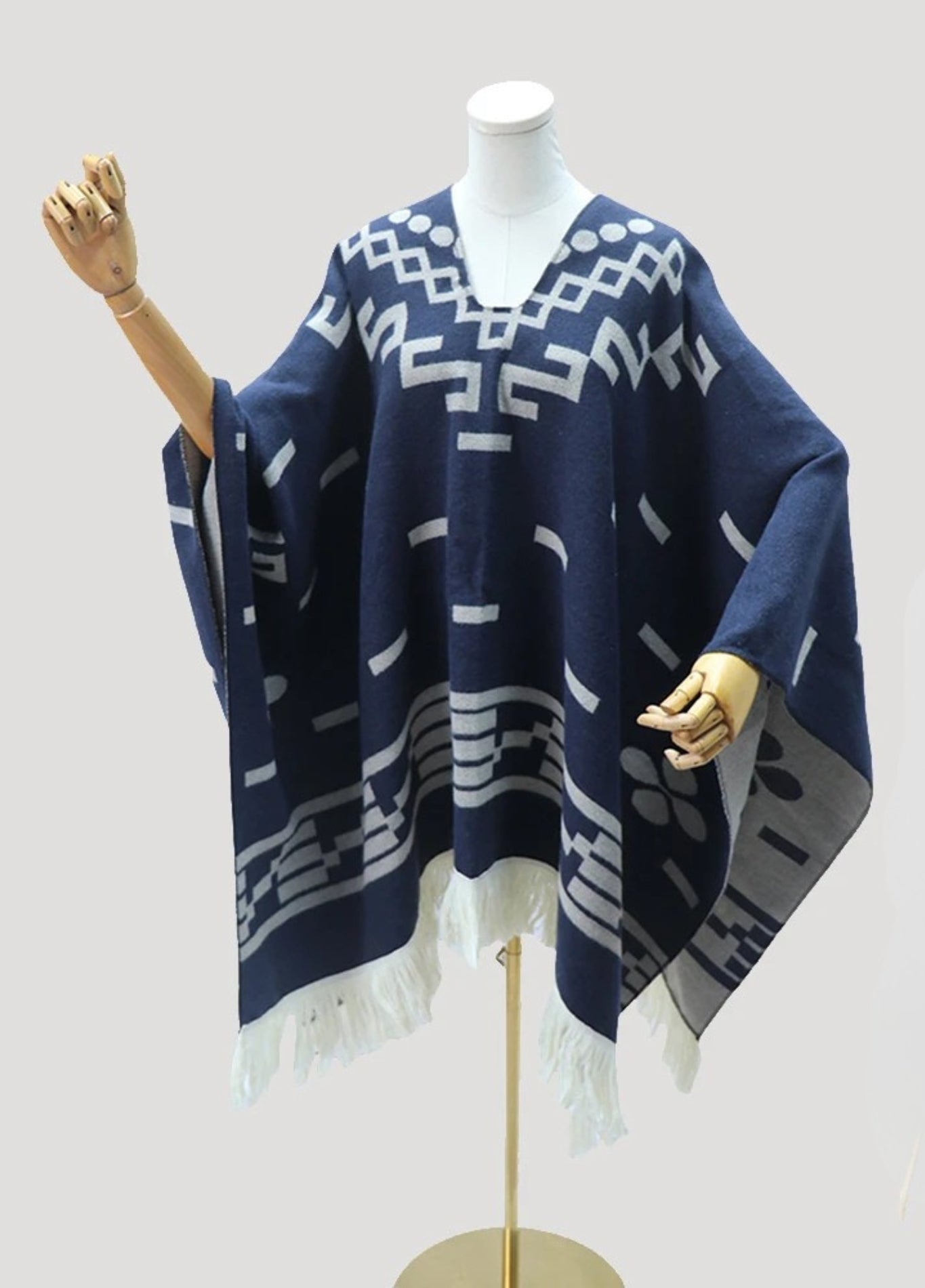 Ladies poncho with geometric jacquard | Aya
