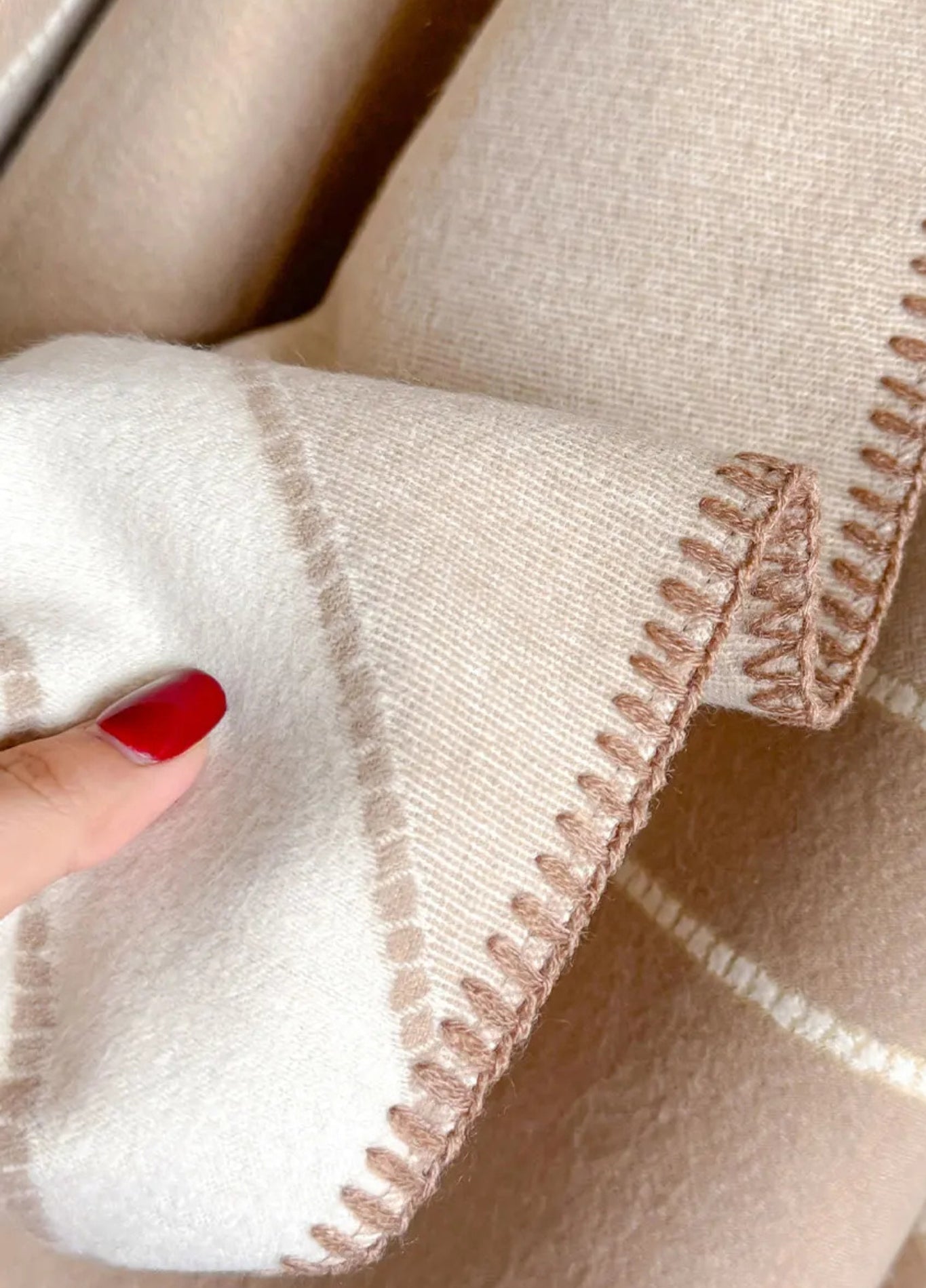 Ladies geometric poncho in cashmere-like fabric | Céléstia